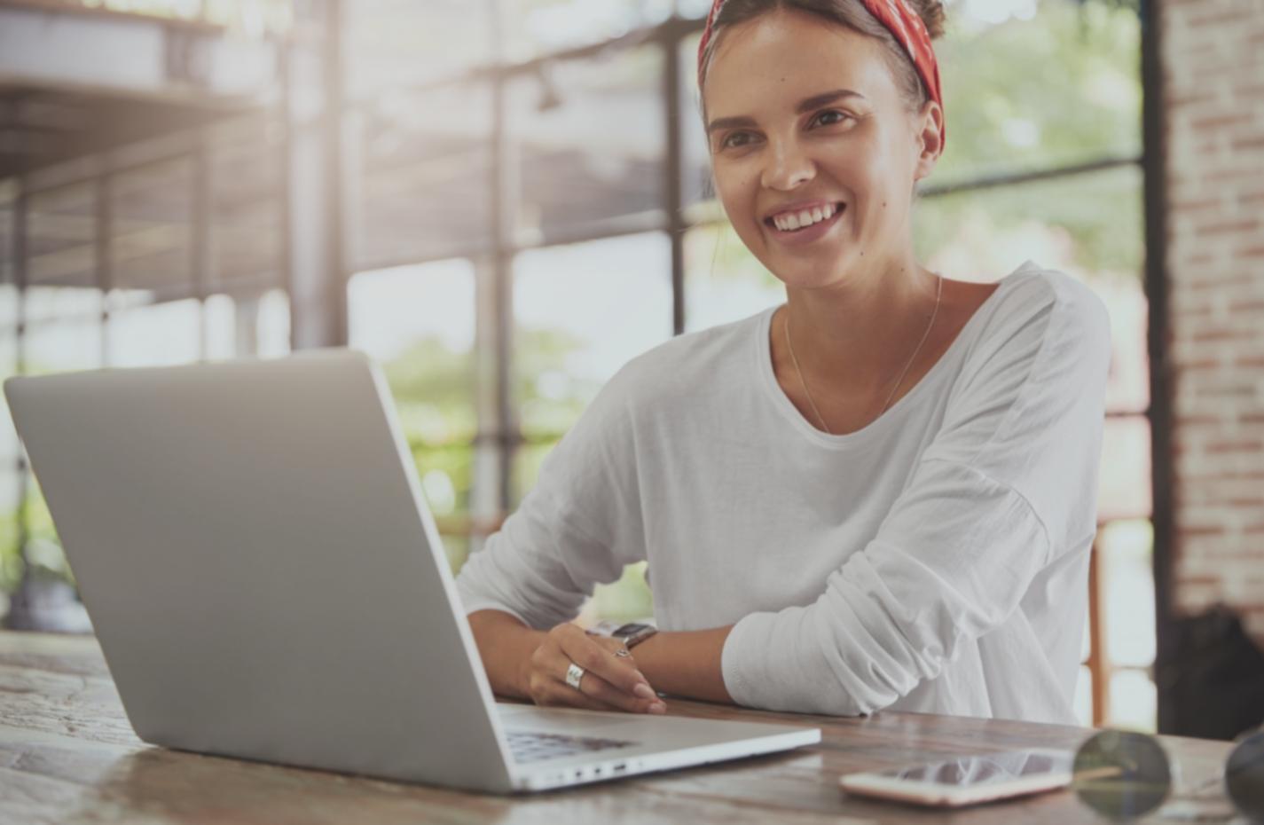 Οθόνη υπολογιστή με οικονομικό μοντέλο σε λογιστικό φύλλο κατά τη διάρκεια εργαστηρίου