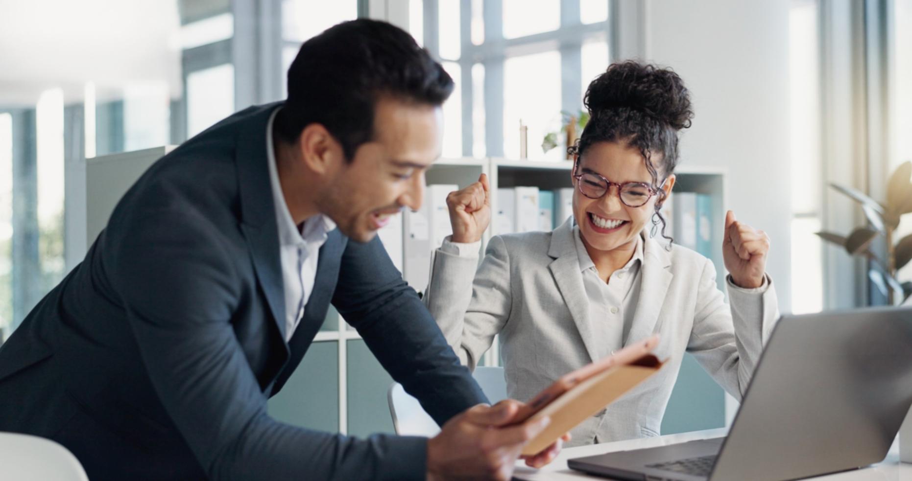 Εργαστήριο με συμμετέχοντες που εργάζονται σε πρακτικές ασκήσεις οικονομικής διαχείρισης