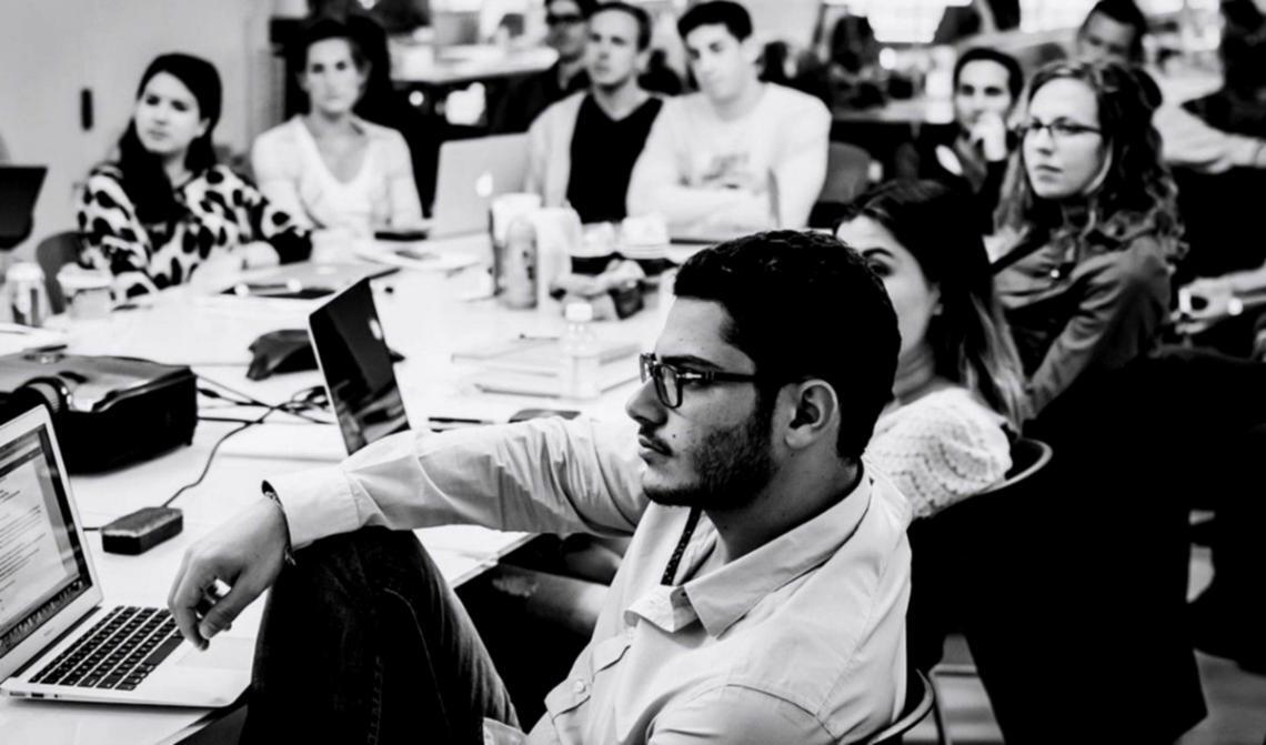 Συμμετέχοντες σε διαδικτυακό σεμινάριο εργάζονται με υπολογιστικά φύλλα